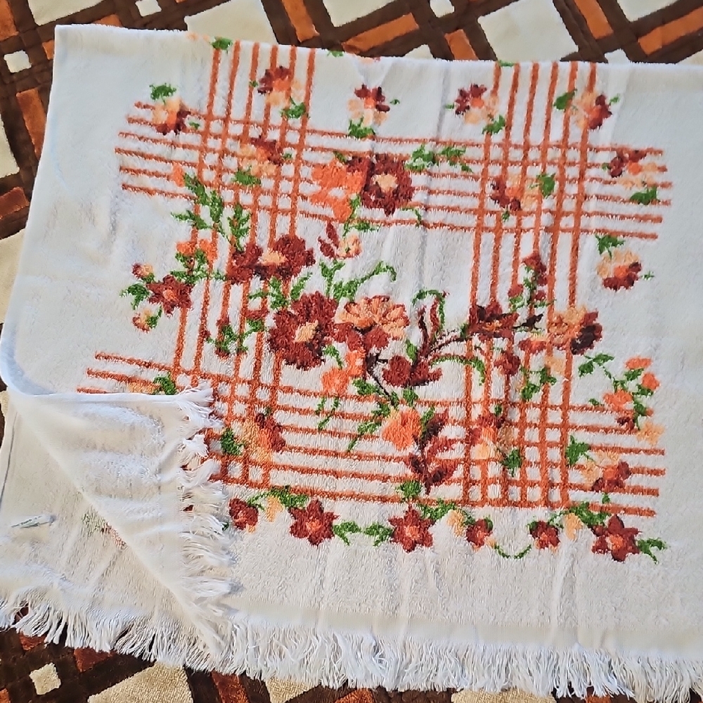 Vintage Floral Lattice Patterned Bath Towel